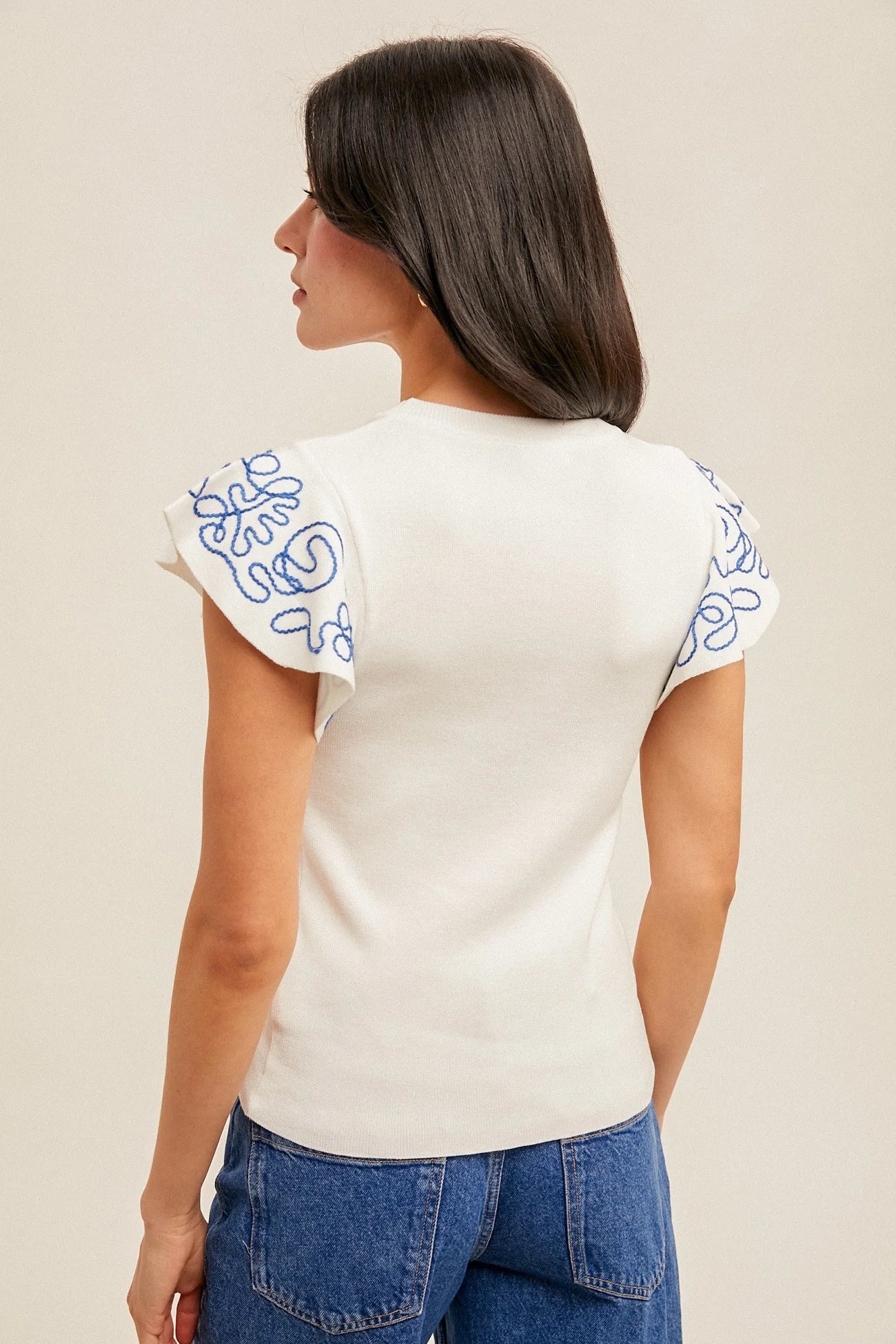 Lightweight woven top with blue embroidered ruffle sleeves.

Blue intricate embroidery on the sleeves.
Everyday breathable woven top.
70% Viscose, 30% Nylon
Made by Hem and Thread.
THML