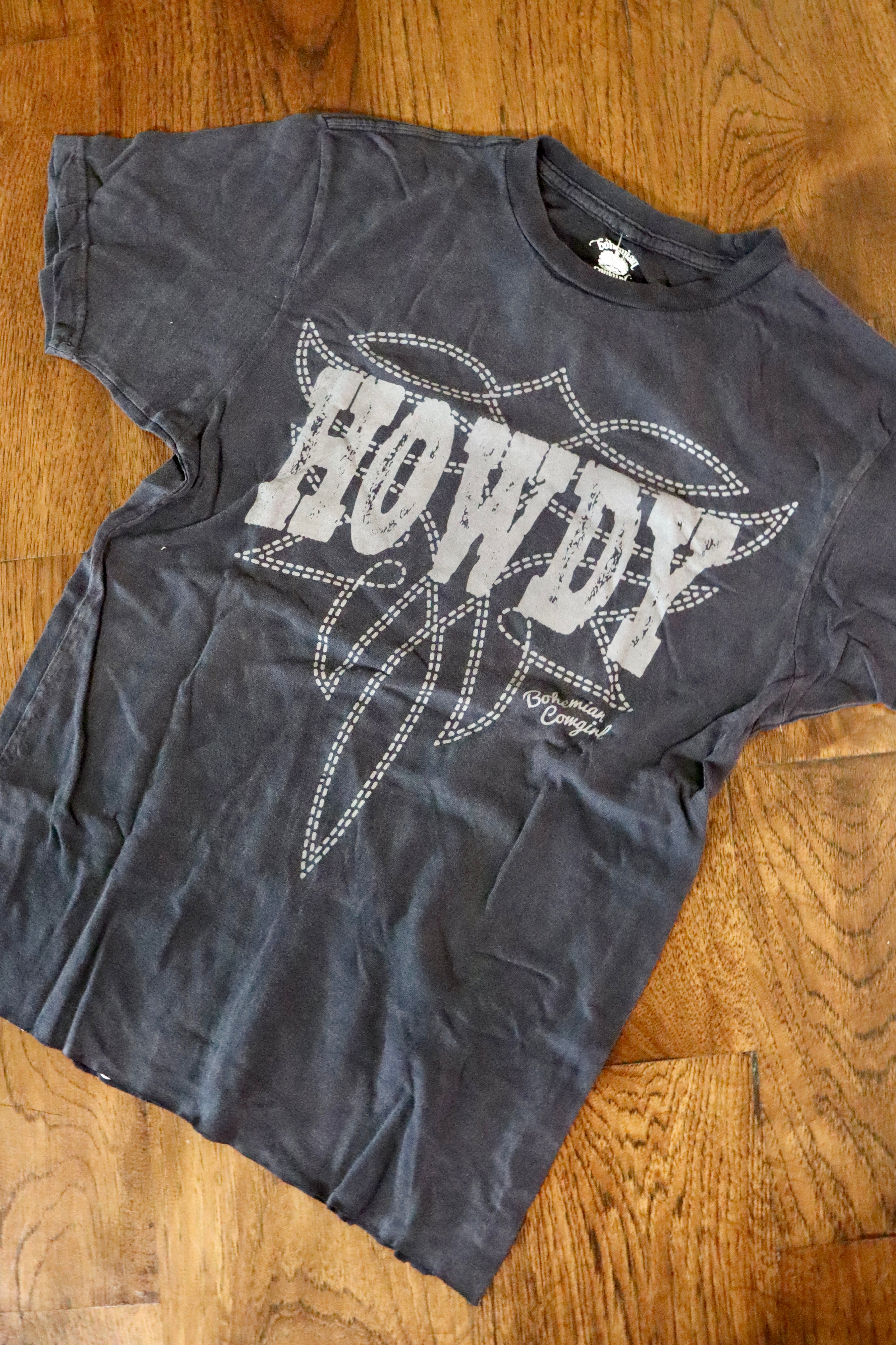 Black wash bootstitch t-shirt.

Faded Black
Raw hem long crop.
True to size.
100% Cotton
Wash cold, hang or lay flat to dry- NO DRYER.
Made by Bohemian Cowgirl.
