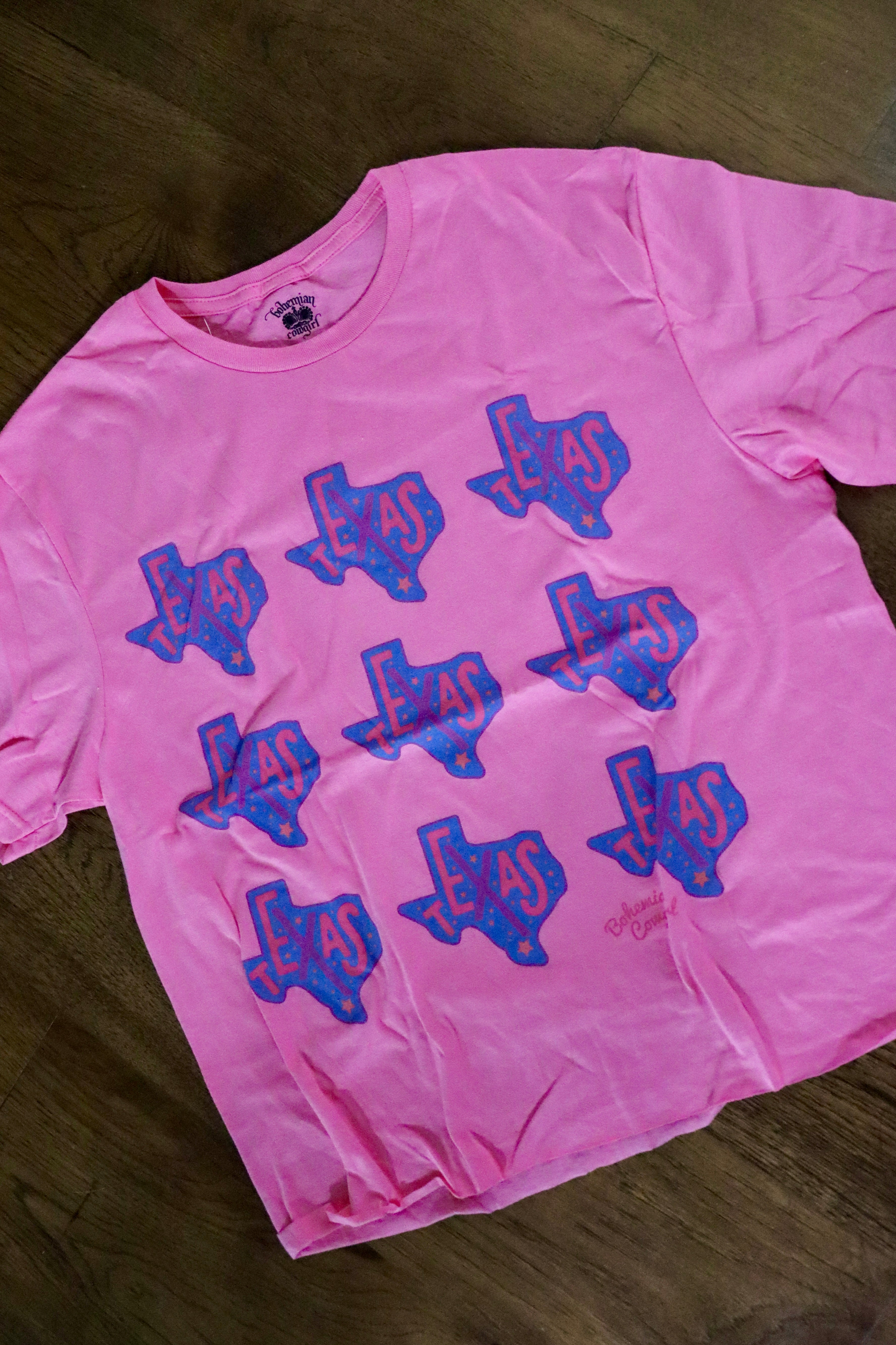 Texas state t-shirt.

Pink
Raw hem long crop.
True to size.
100% Cotton
Wash cold, hang or lay flat to dry- NO DRYER.
Made by Bohemian Cowgirl.