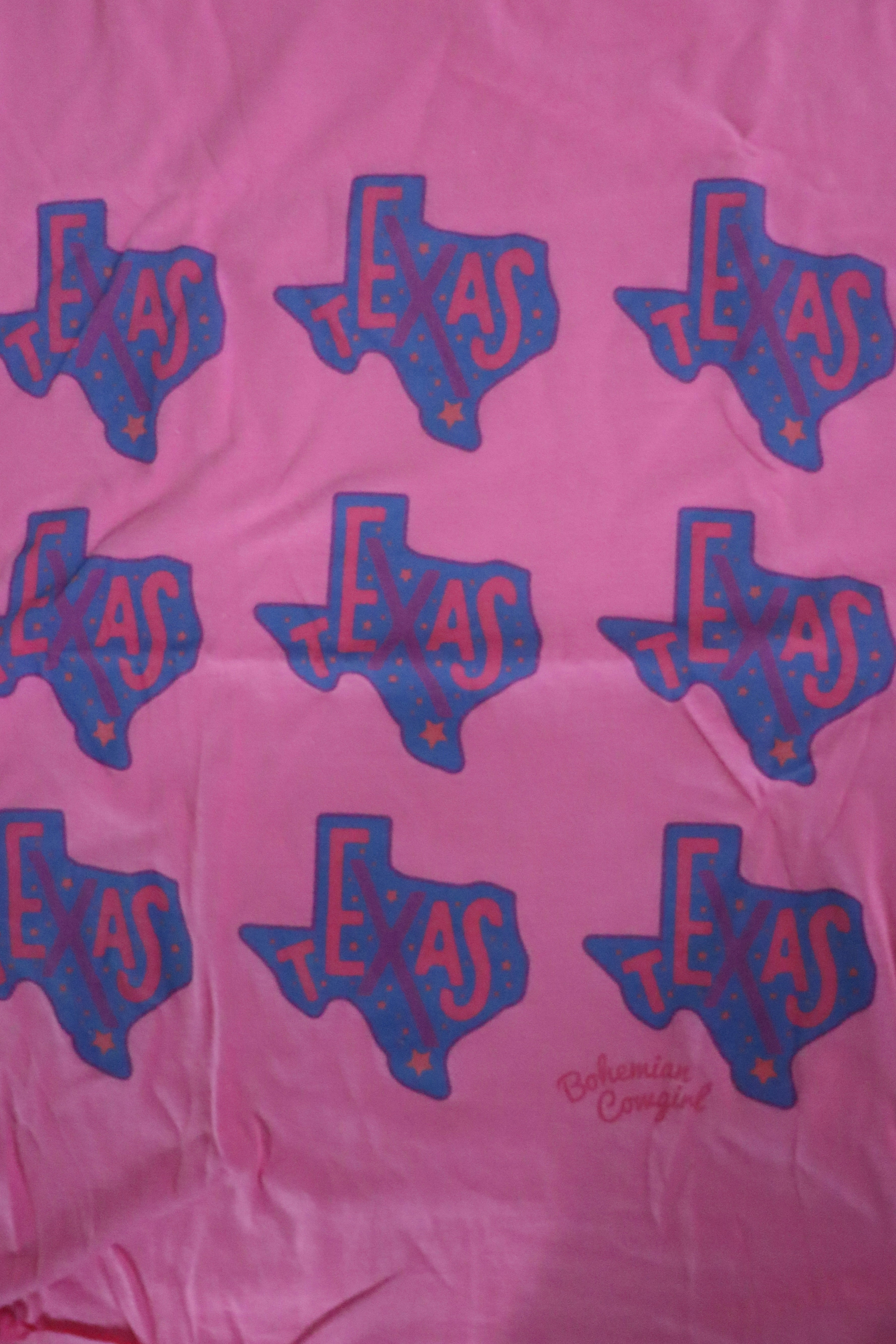 Texas state t-shirt.

Pink
Raw hem long crop.
True to size.
100% Cotton
Wash cold, hang or lay flat to dry- NO DRYER.
Made by Bohemian Cowgirl.