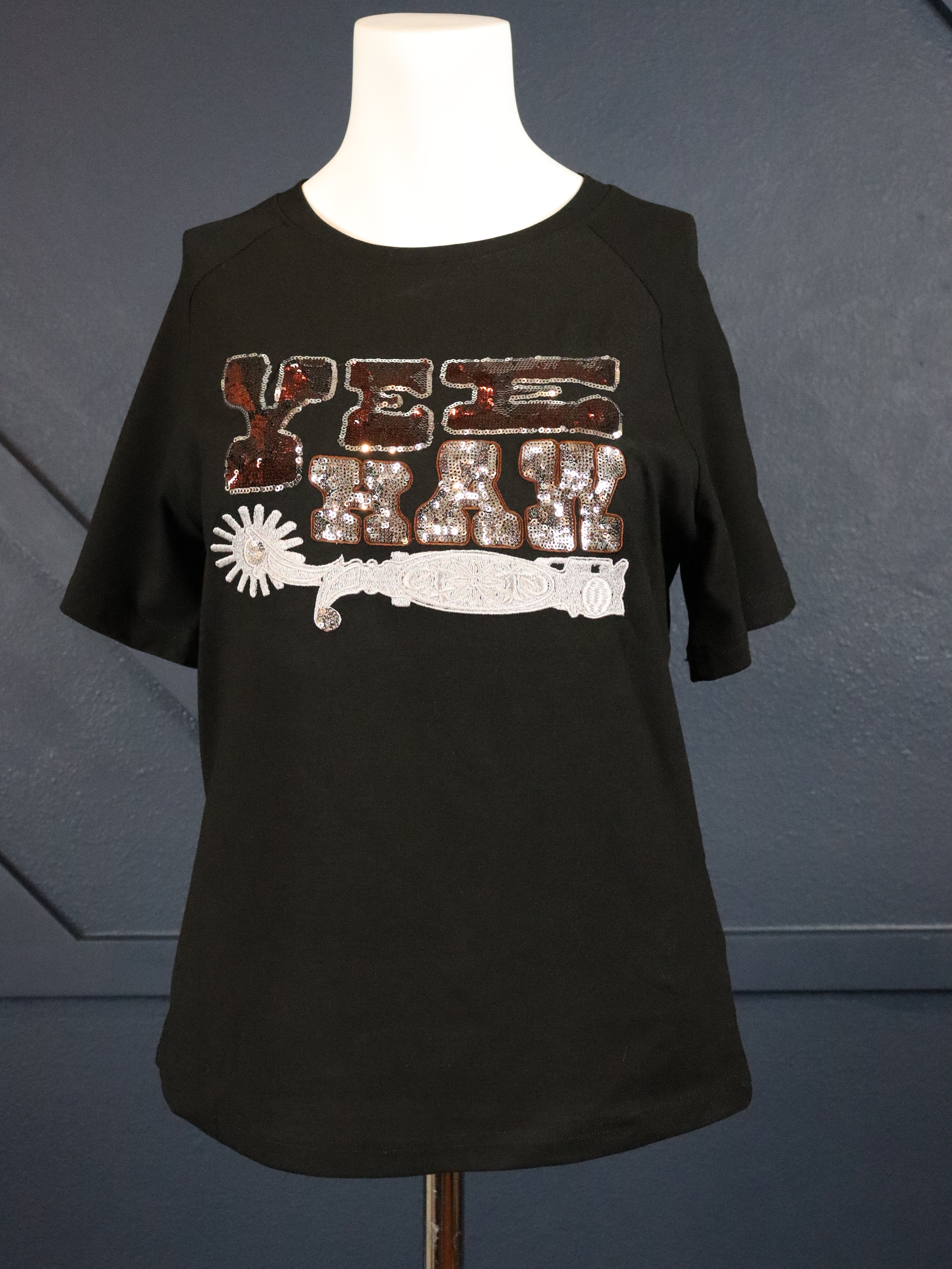 Black t-shirt with sequin Yee Haw.
95% Rayon, 5% Spandex
Fitted.
Delicate wash inside out, tumble dry low.
Made by 2 FLY