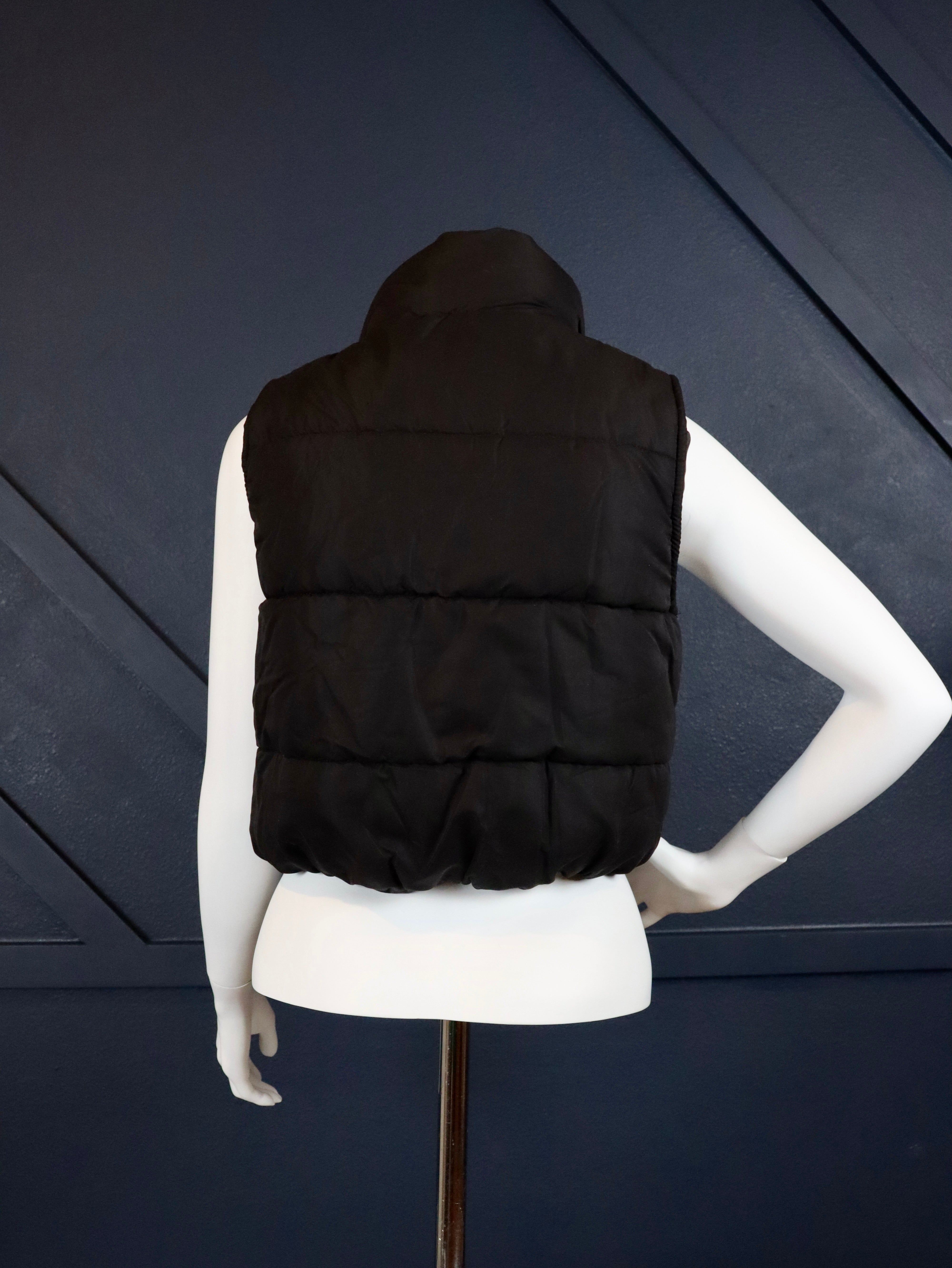 CROPPED HIGH NECK ZIP-UP PUFFER VEST
high neck zip-up crop puffer vest in faux leather and black
Fully lined with two functional side pockets and metal zipper
Elasticized at bottom opening
100% POLYESTER