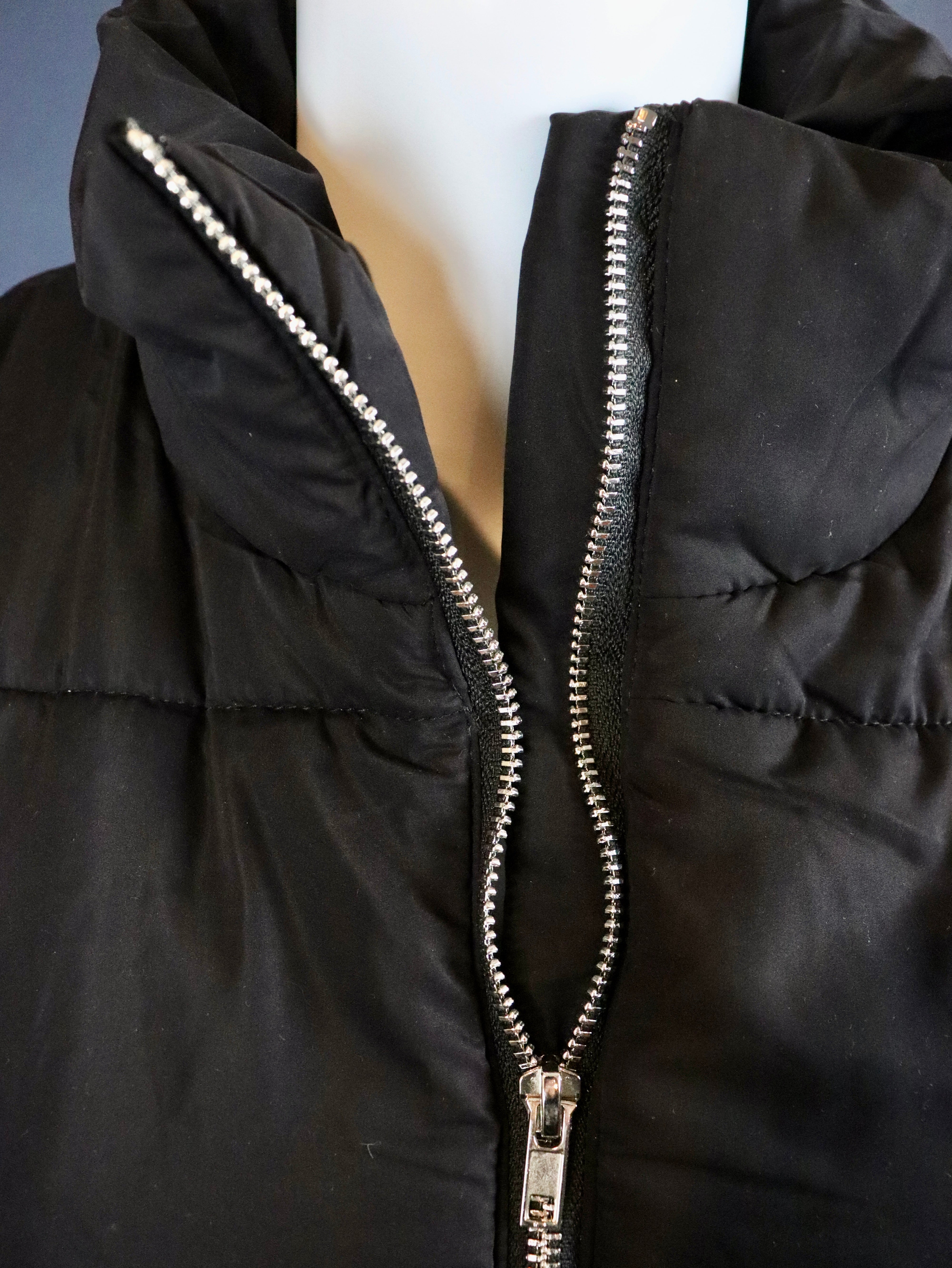 CROPPED HIGH NECK ZIP-UP PUFFER VEST
high neck zip-up crop puffer vest in faux leather and black
Fully lined with two functional side pockets and metal zipper
Elasticized at bottom opening
100% POLYESTER