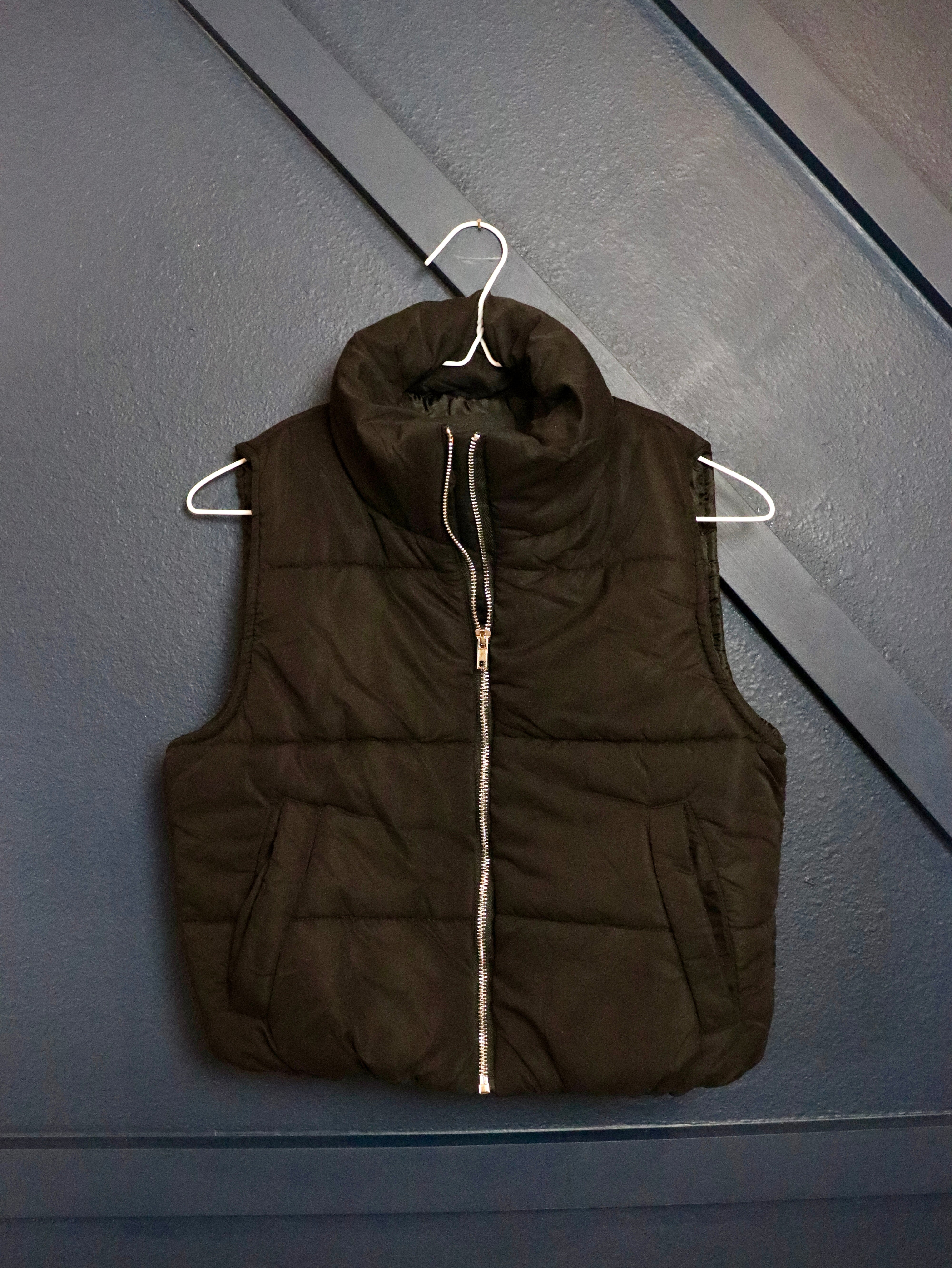 CROPPED HIGH NECK ZIP-UP PUFFER VEST
high neck zip-up crop puffer vest in faux leather and black
Fully lined with two functional side pockets and metal zipper
Elasticized at bottom opening
100% POLYESTER