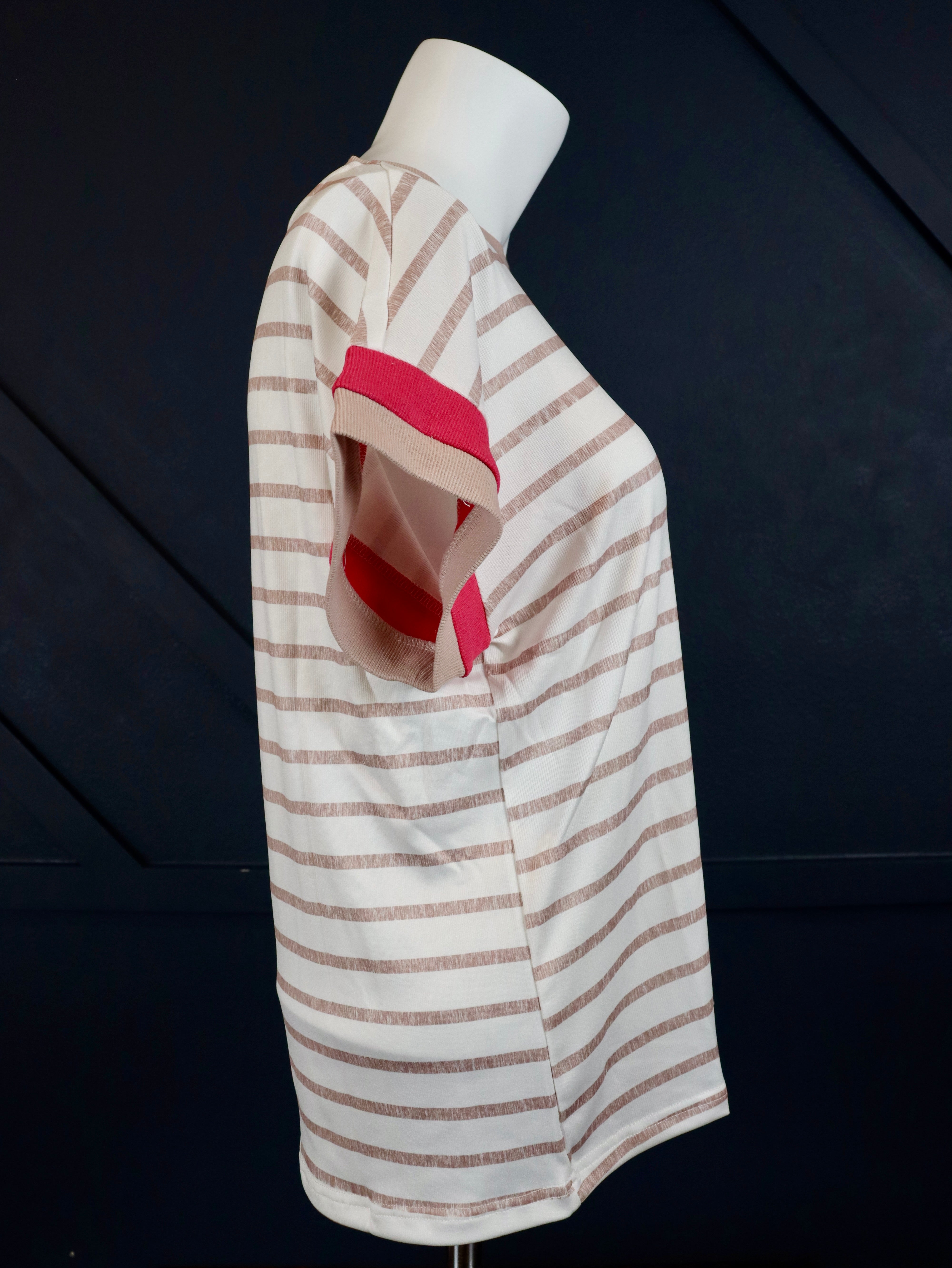Striped Color Block T-Shirt.
Crafted from a soft polyester blend.
True to size.
Khaki striped with pink trim.
Delicate wash, hang to dry.
