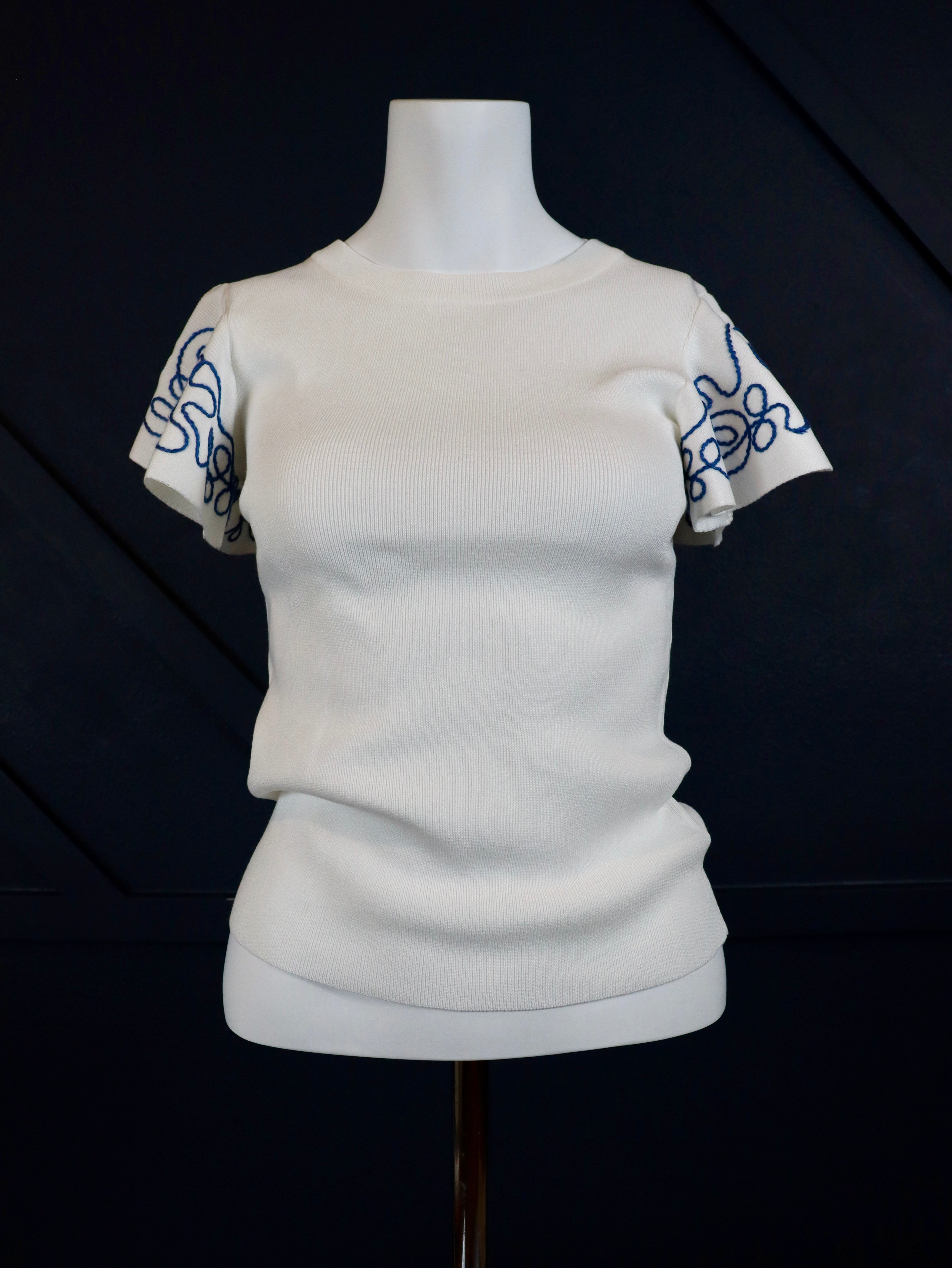Lightweight woven top with blue embroidered ruffle sleeves.
Blue intricate embroidery on the sleeves.
Everyday breathable woven top.
70% Viscose, 30% Nylon
Small = 2-4 (Bust 35", Waist 27")
Medium = &nbsp;(Bust 37", Waist 29")
Large = (Bust 39", Waist 31")
Made by Hem and Thread.