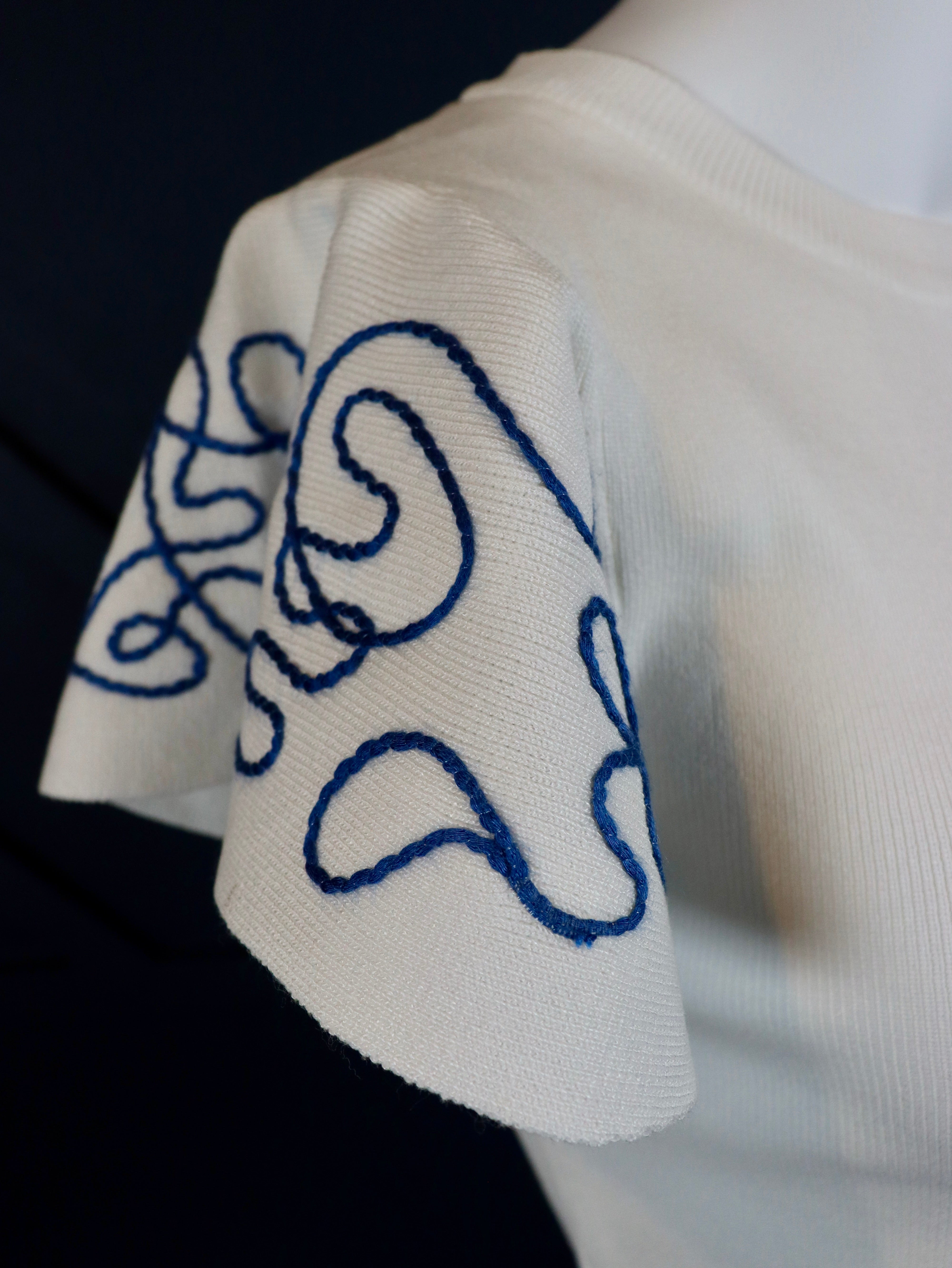 Lightweight woven top with blue embroidered ruffle sleeves.
Blue intricate embroidery on the sleeves.
Everyday breathable woven top.
70% Viscose, 30% Nylon
Small = 2-4 (Bust 35", Waist 27")
Medium = &nbsp;(Bust 37", Waist 29")
Large = (Bust 39", Waist 31")
Made by Hem and Thread.