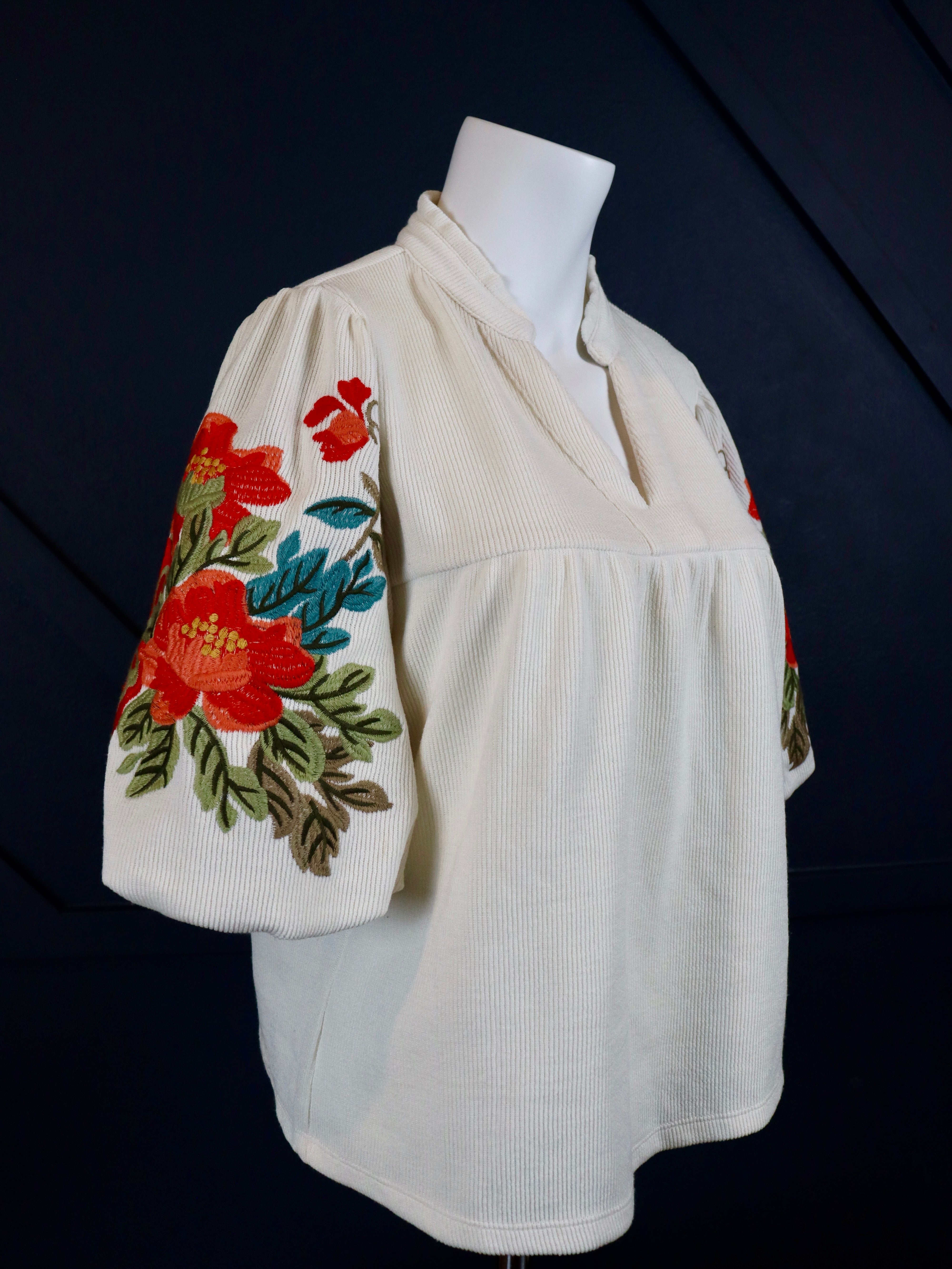 Soft cream top with embroidered puff sleeves by THML.
Embroidered sleeves are exquisite!
True to size.
95% Polyester, 5% Spandex
Cool delicate wash, lay flat to dry, NO dryer
Made by THML