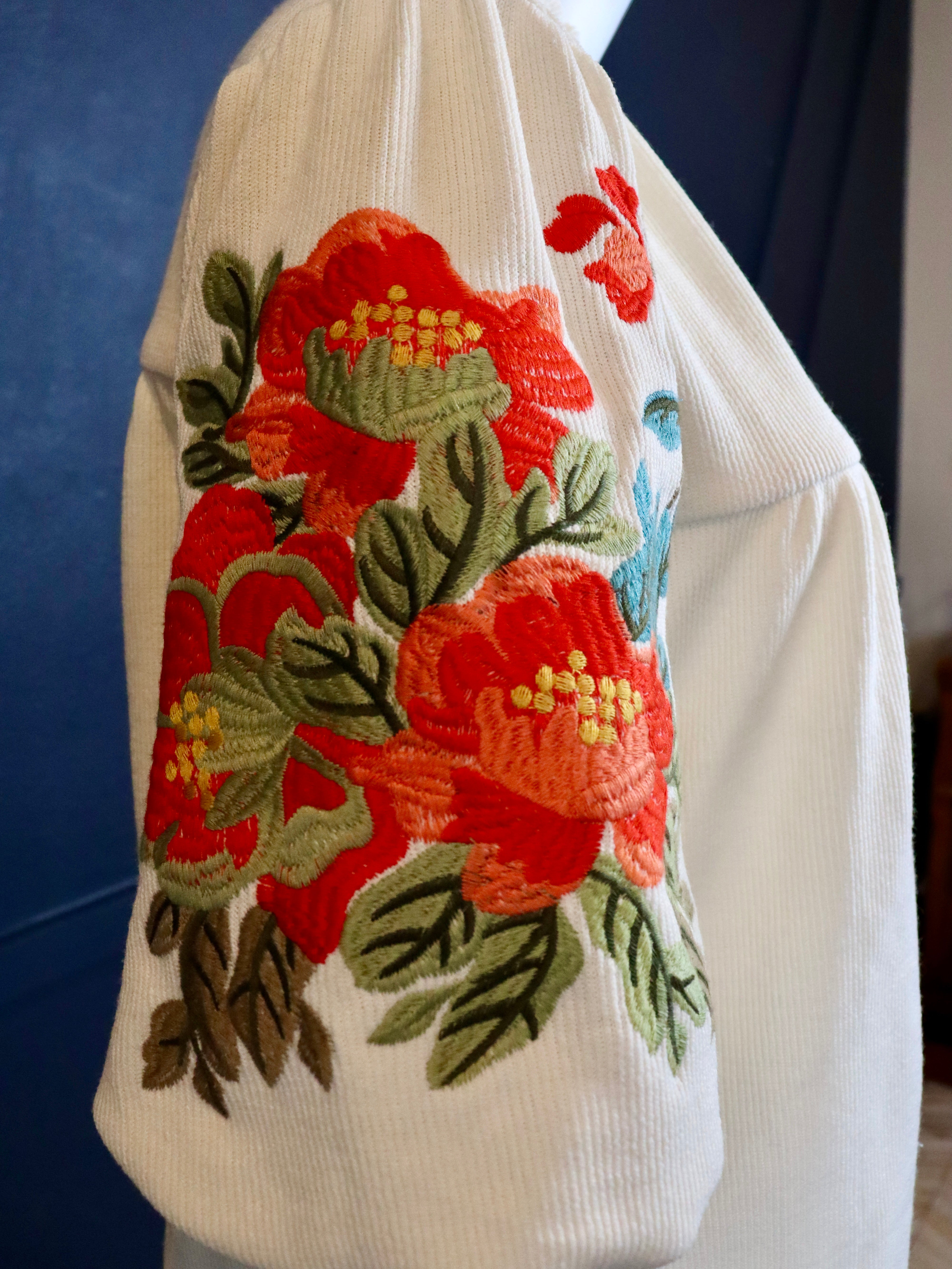 Soft cream top with embroidered puff sleeves by THML.
Embroidered sleeves are exquisite!
True to size.
95% Polyester, 5% Spandex
Cool delicate wash, lay flat to dry, NO dryer
Made by THML