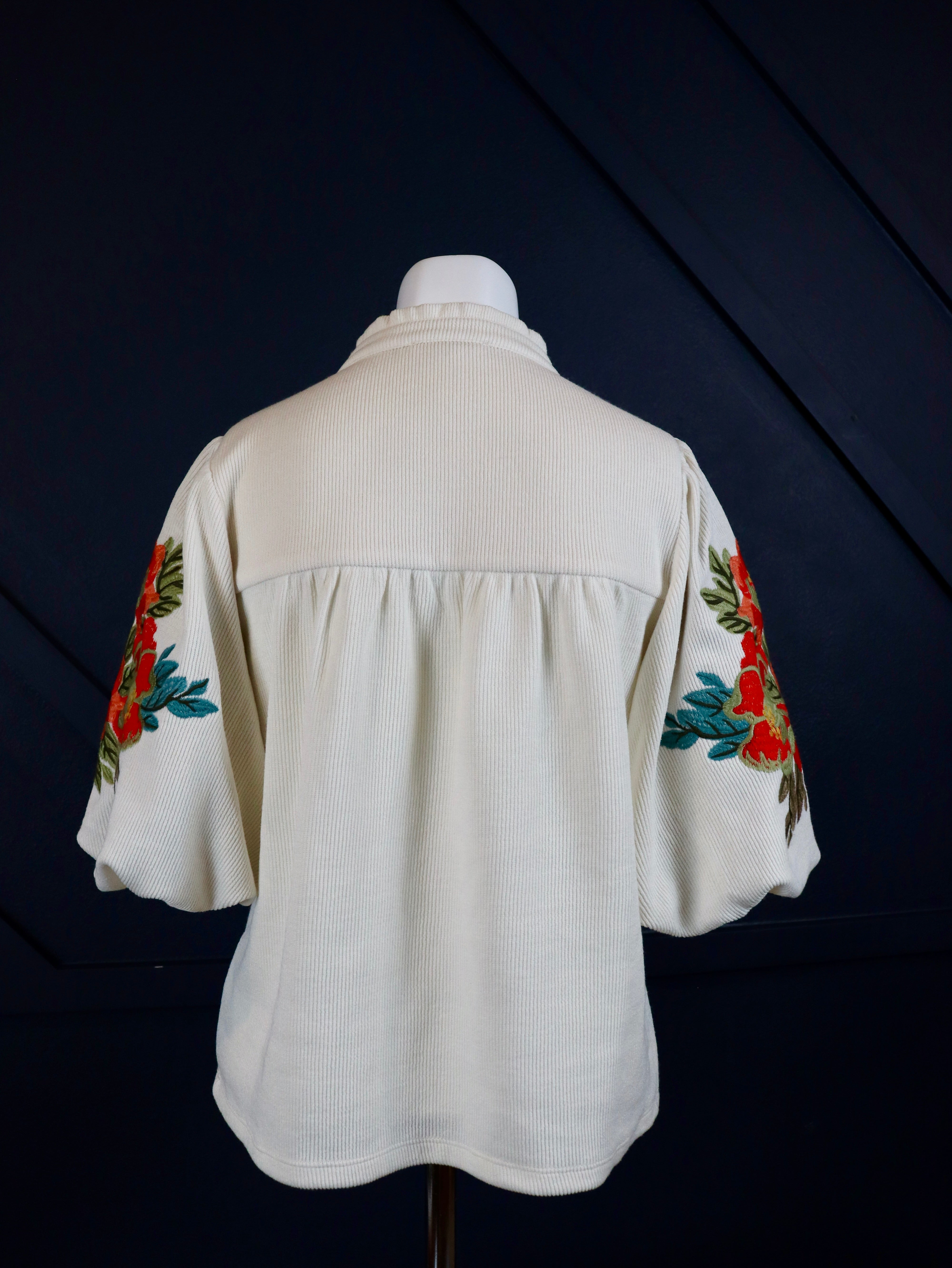 Soft cream top with embroidered puff sleeves by THML.
Embroidered sleeves are exquisite!
True to size.
95% Polyester, 5% Spandex
Cool delicate wash, lay flat to dry, NO dryer
Made by THML