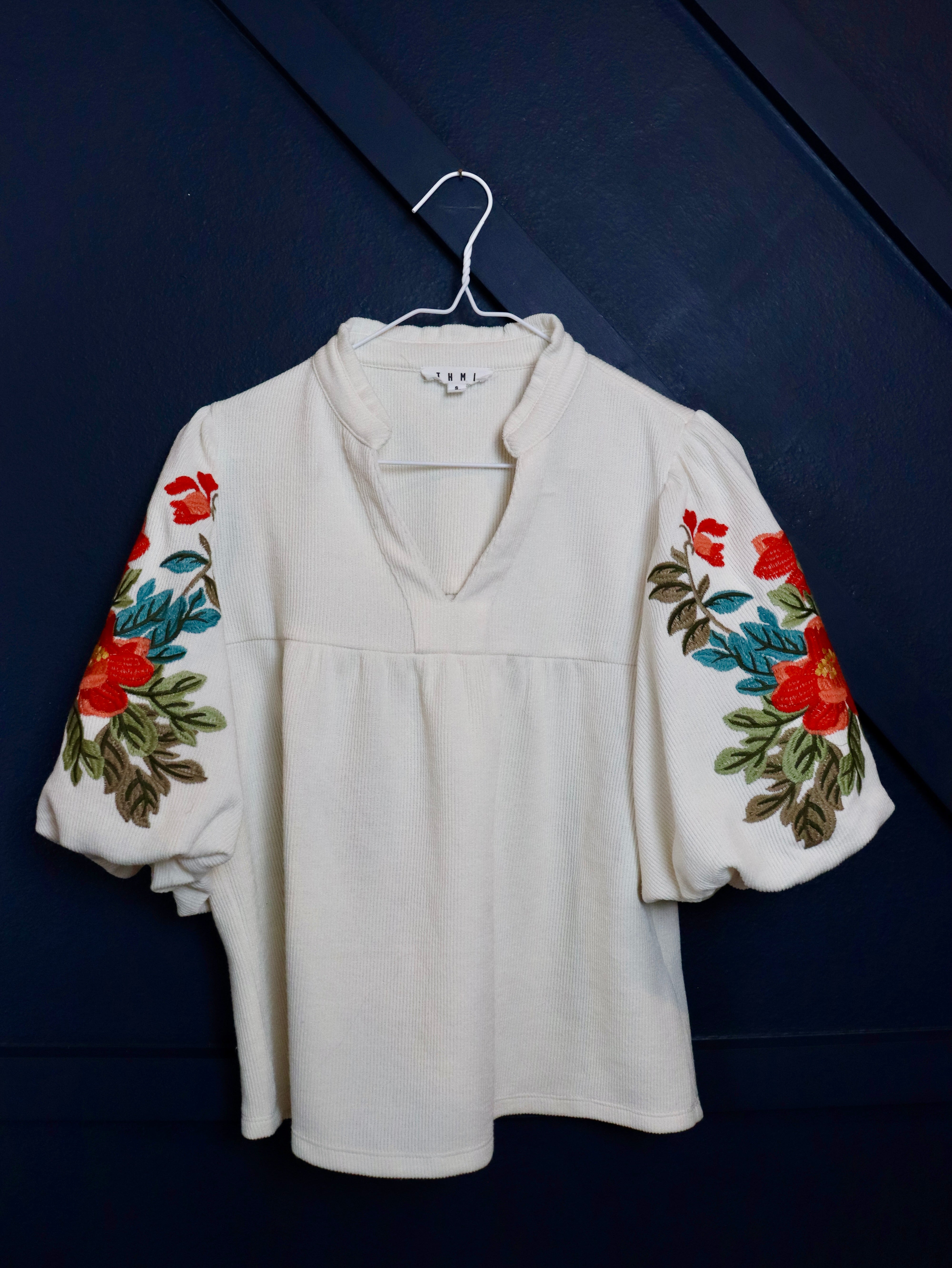 Soft cream top with embroidered puff sleeves by THML.
Embroidered sleeves are exquisite!
True to size.
95% Polyester, 5% Spandex
Cool delicate wash, lay flat to dry, NO dryer
Made by THML