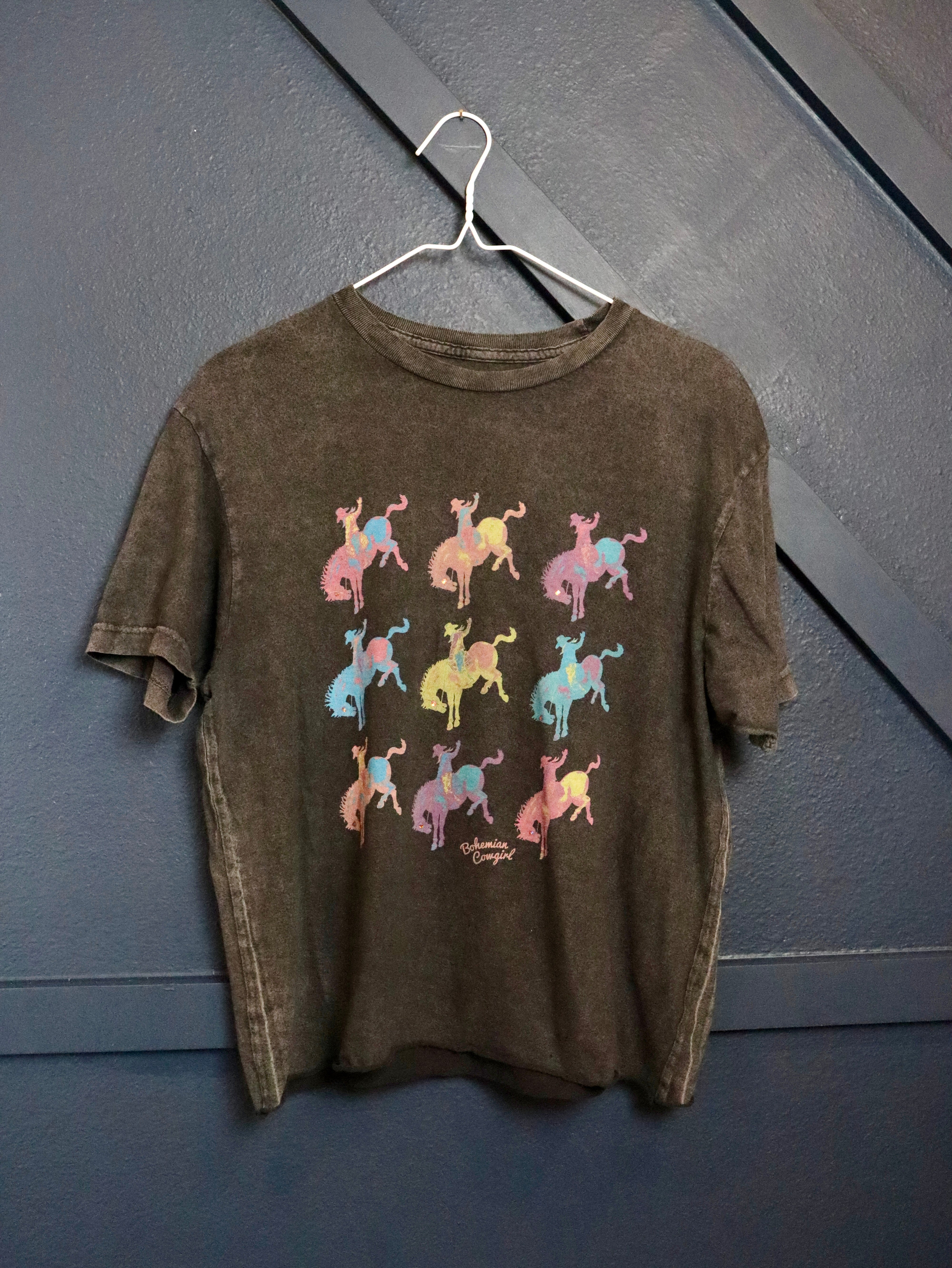 Black wash t-shirt with rhinestones.
Faded Black
Raw hem long crop.
True to size.
100% Cotton
Wash cold, hang or lay flat to dry- NO DRYER.
Made by Bohemian Cowgirl.