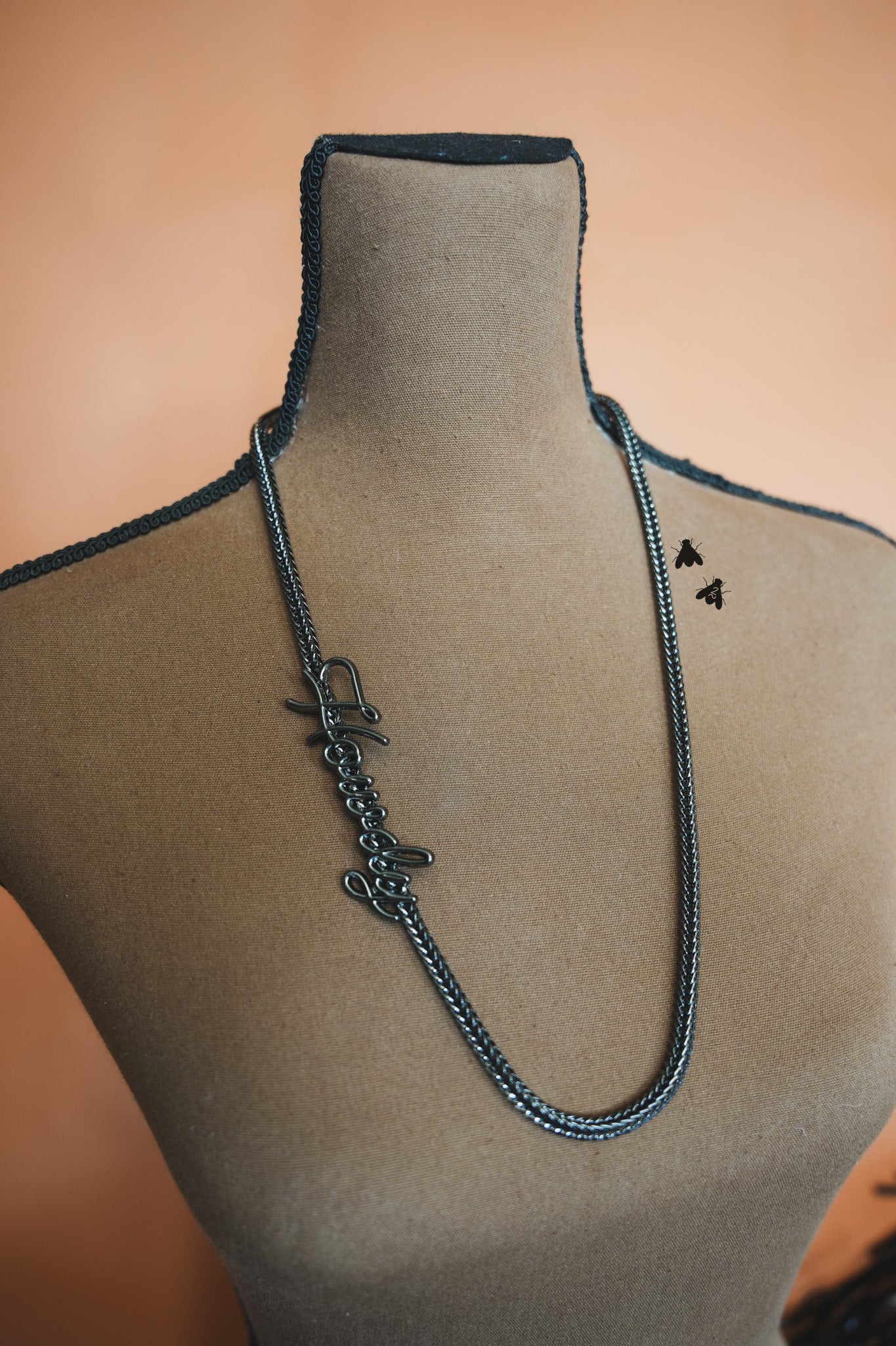 Edgy western long necklace.
Copper zinc alloy
Made by 2 Fly.