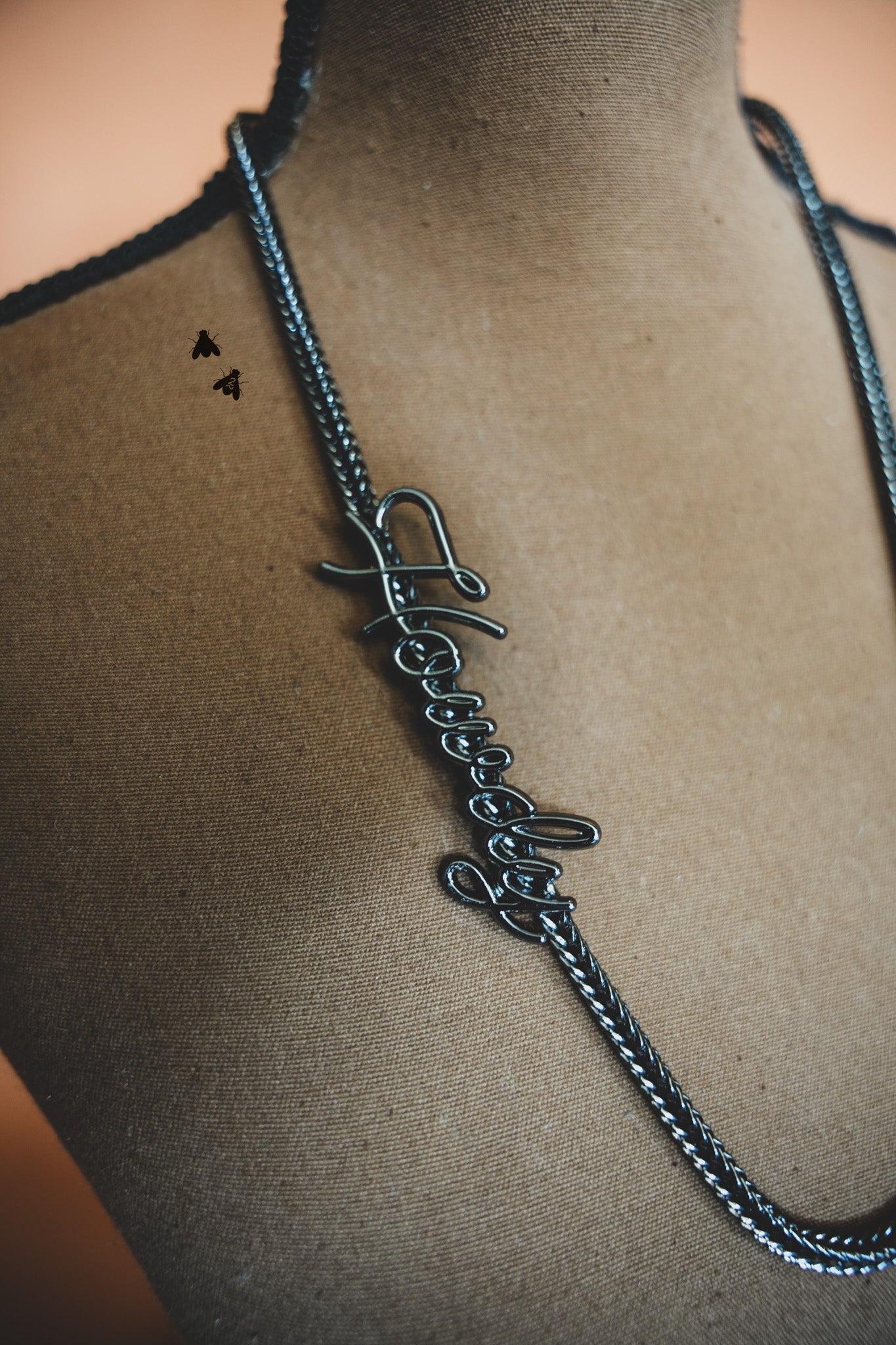 Edgy western long necklace.
Copper zinc alloy
Made by 2 Fly.