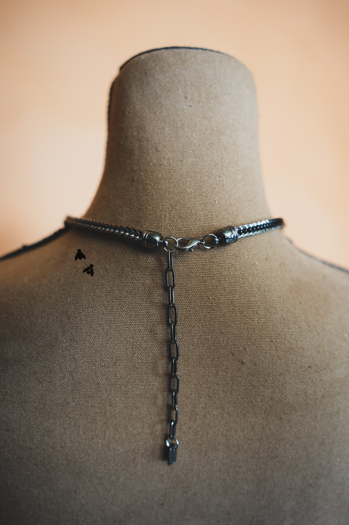 Edgy western long necklace.
Copper zinc alloy
Made by 2 Fly.