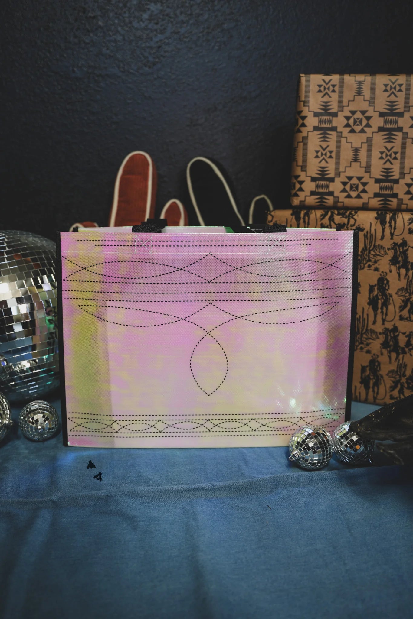 Iridescent reusable bag with boot stitch.
16" x 12" x 6"
Elevate your shopping bag.
Made by 2 Fly.