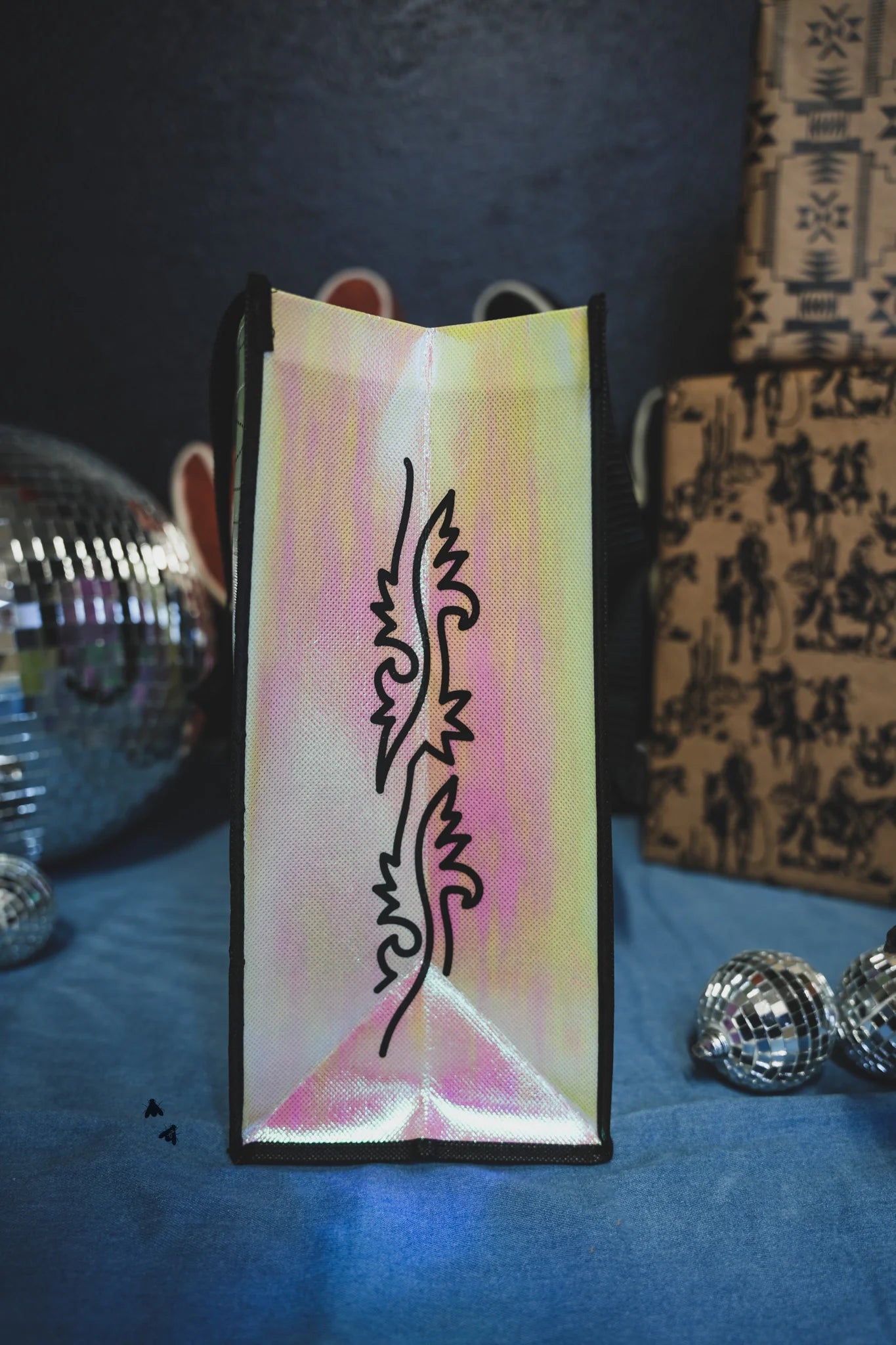 Iridescent reusable bag with boot stitch.
16" x 12" x 6"
Elevate your shopping bag.
Made by 2 Fly.