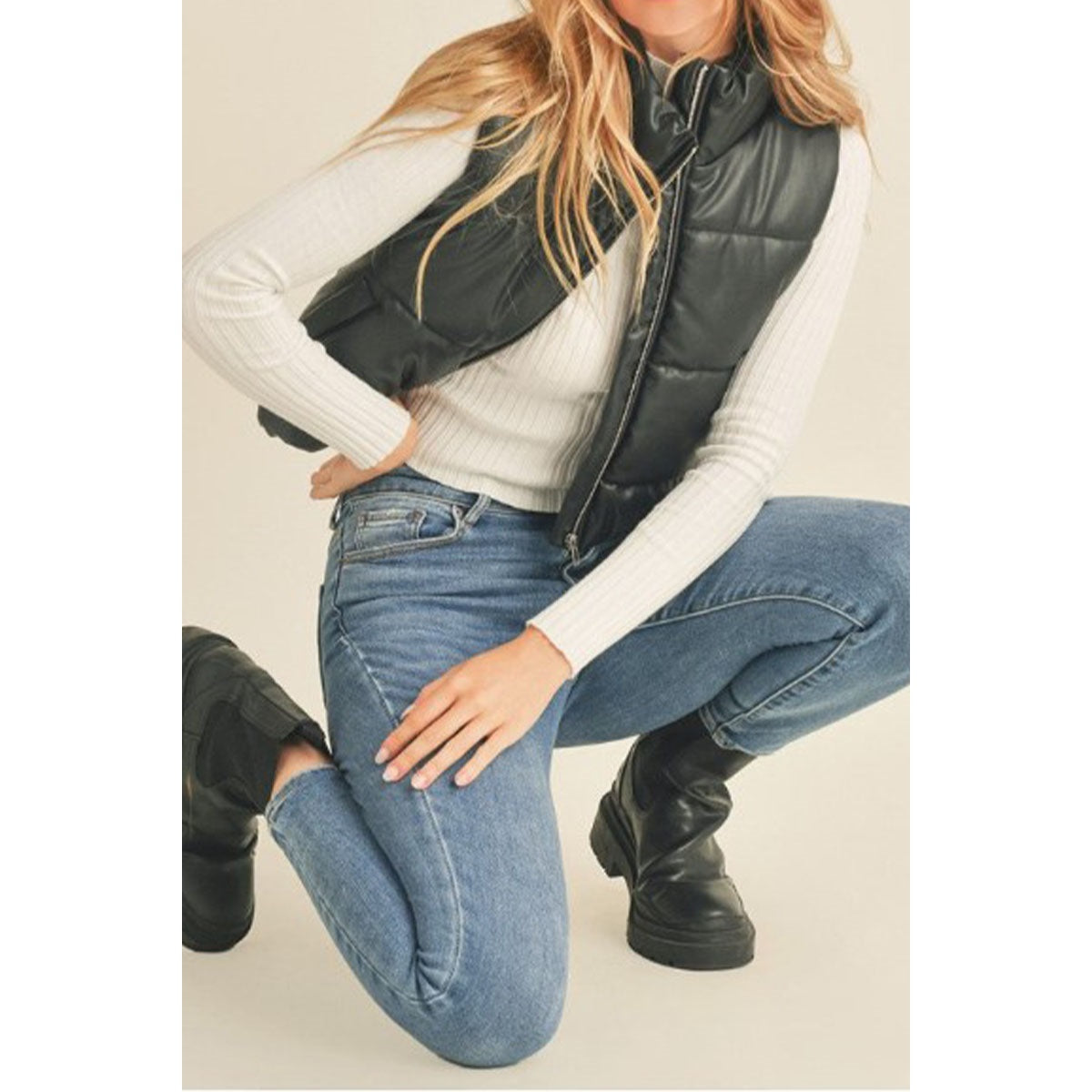 FAUX LEATHER HIGH NECK ZIP-UP PUFFER VEST&nbsp;

high neck zip-up crop puffer vest in faux leather&nbsp;
Fully lined with two functional side pockets and metal zipper
Elasticized at bottom opening
100% POLYESTER