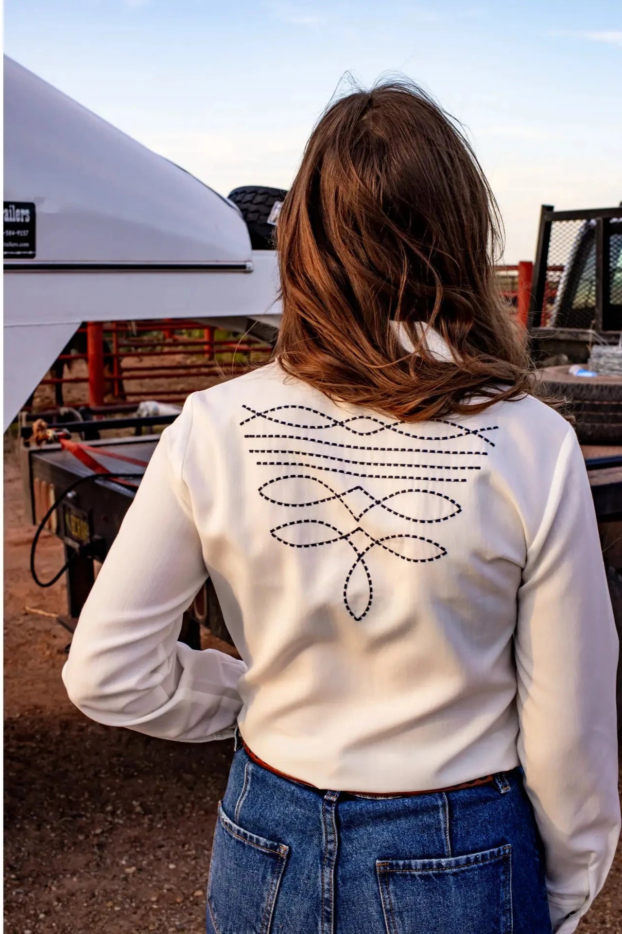White woven button down with embroidered boot stitch.

True to size with a feminine fit.
60% Rayon, 36% Polyester, 4% Spandex
Boot stitch embroidery on collar and back.
Turquoise buttons!
Made in the USA