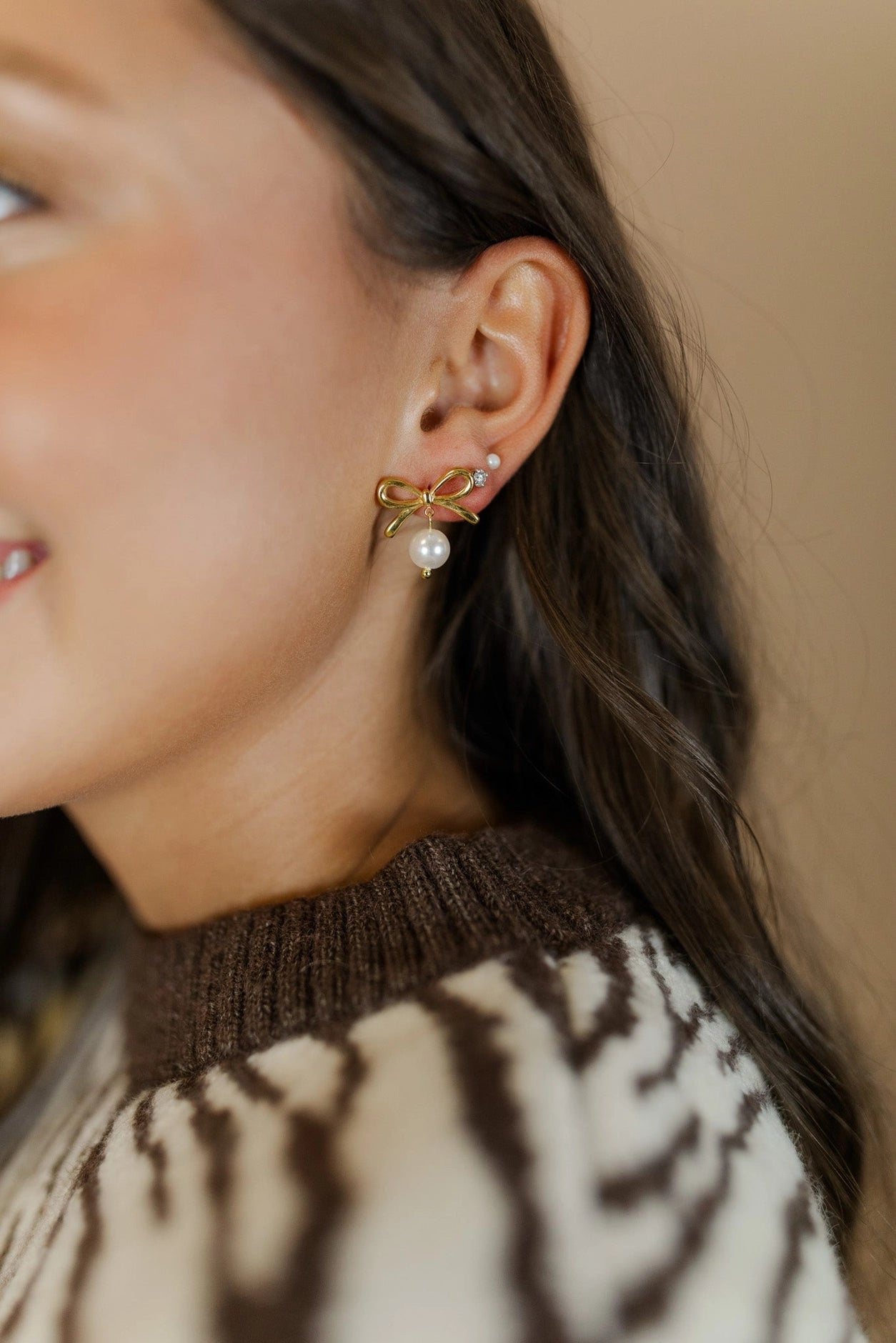 Taylor Shaye Huggies!

Gold bow huge with pearl drop.