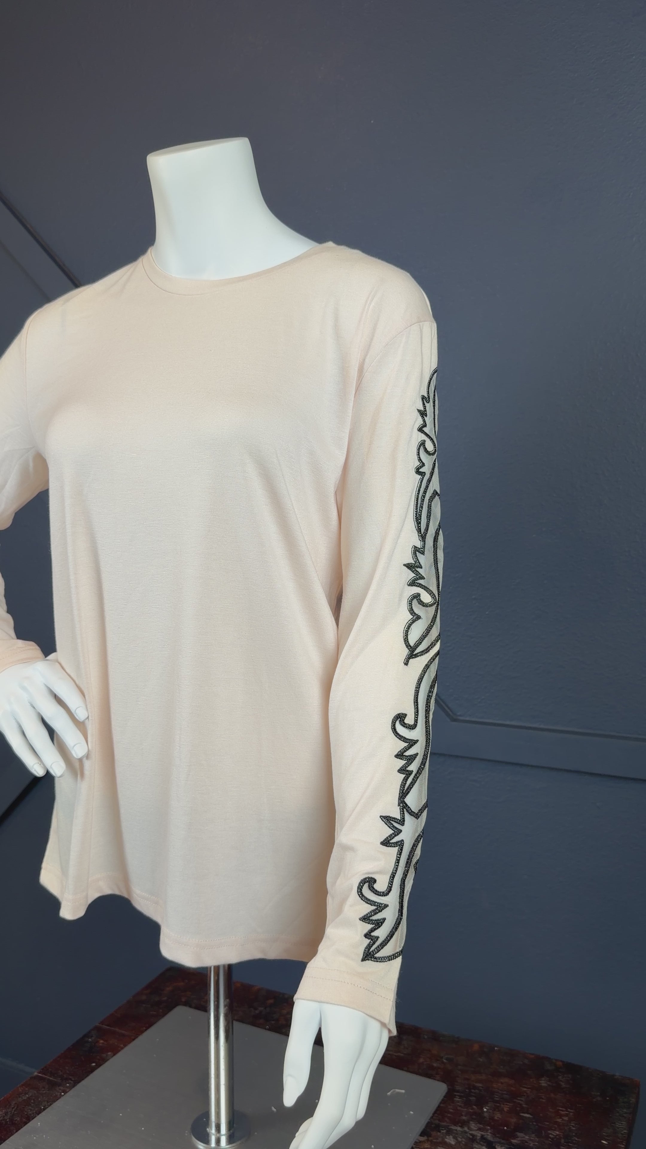 Cream long sleeve top with boot stitch sleeves.

True to size.
75% POLYESTER&nbsp;20% RAYON 5% SPANDEX
Made by 2 Fly