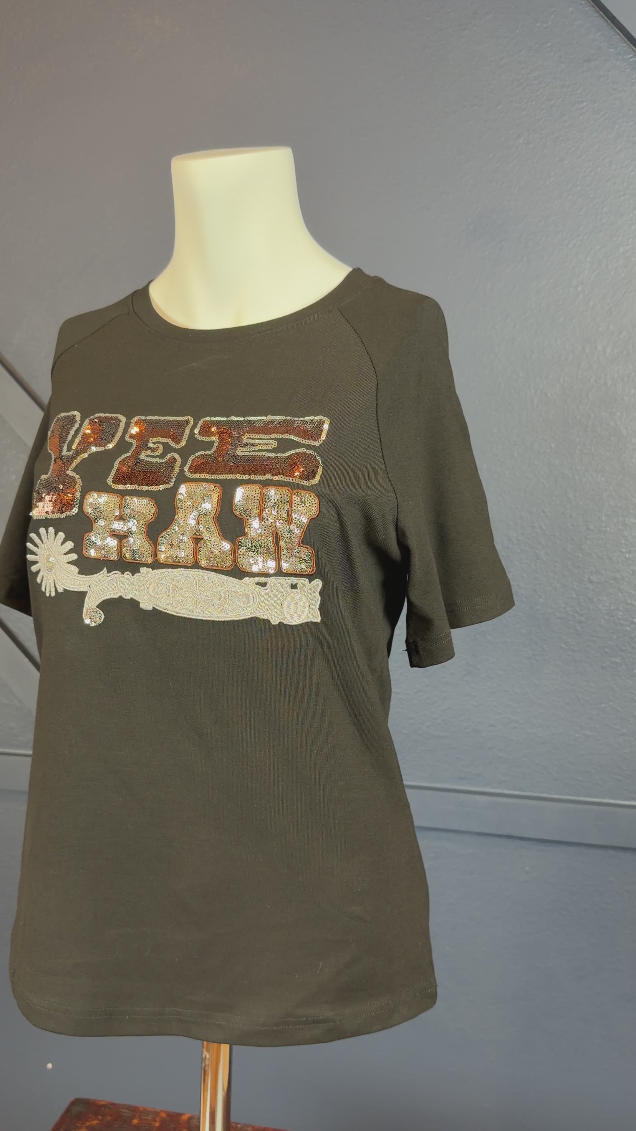 Black t-shirt with sequin Yee Haw. 95% Rayon, 5% Spandex
Fitted.
Delicate wash inside out, tumble dry low.
Made by 2 FLY
