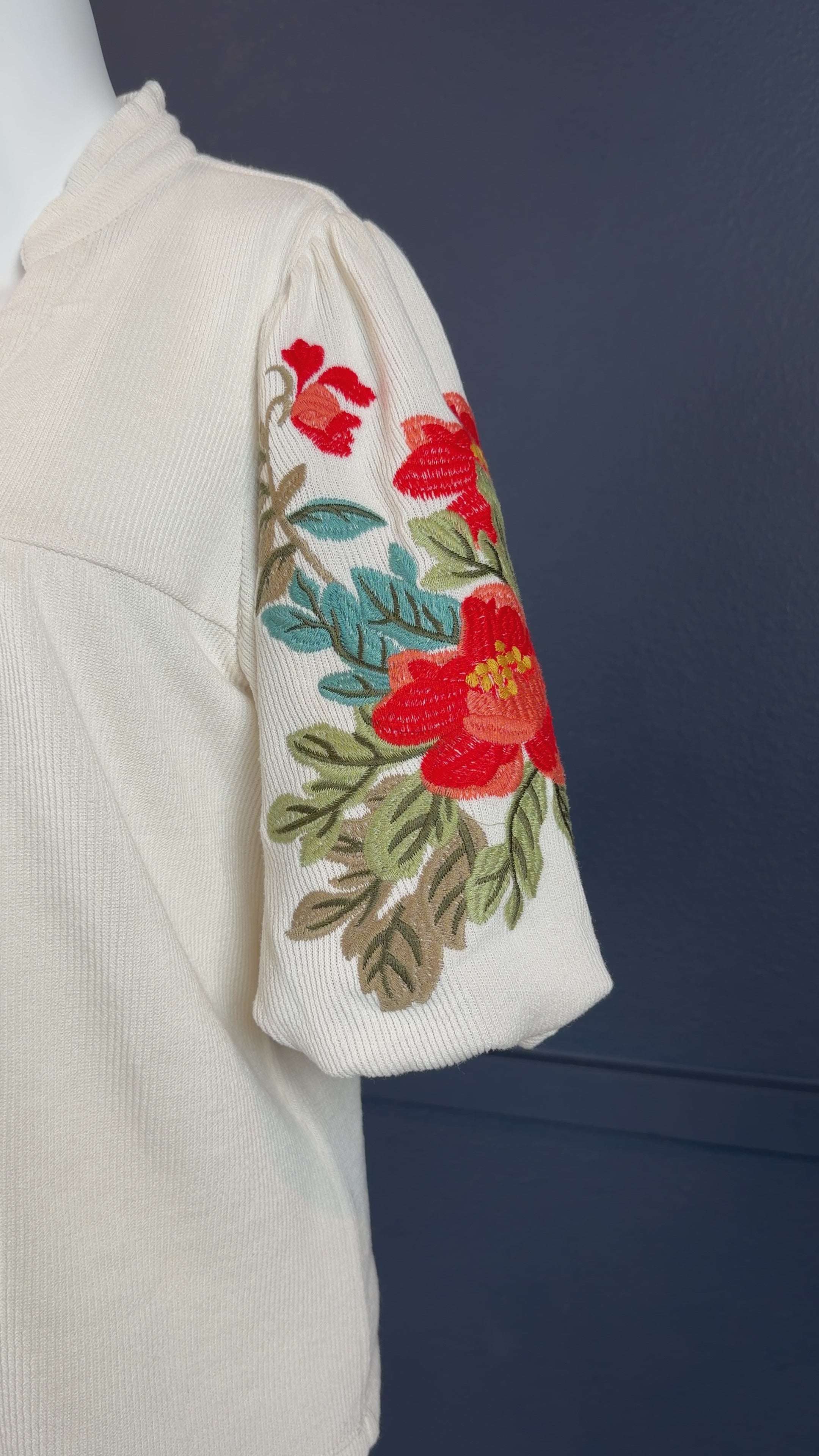 Soft cream top with embroidered puff sleeves by THML.
Embroidered sleeves are exquisite!
True to size.
95% Polyester, 5% Spandex
Cool delicate wash, lay flat to dry, NO dryer
Made by THML