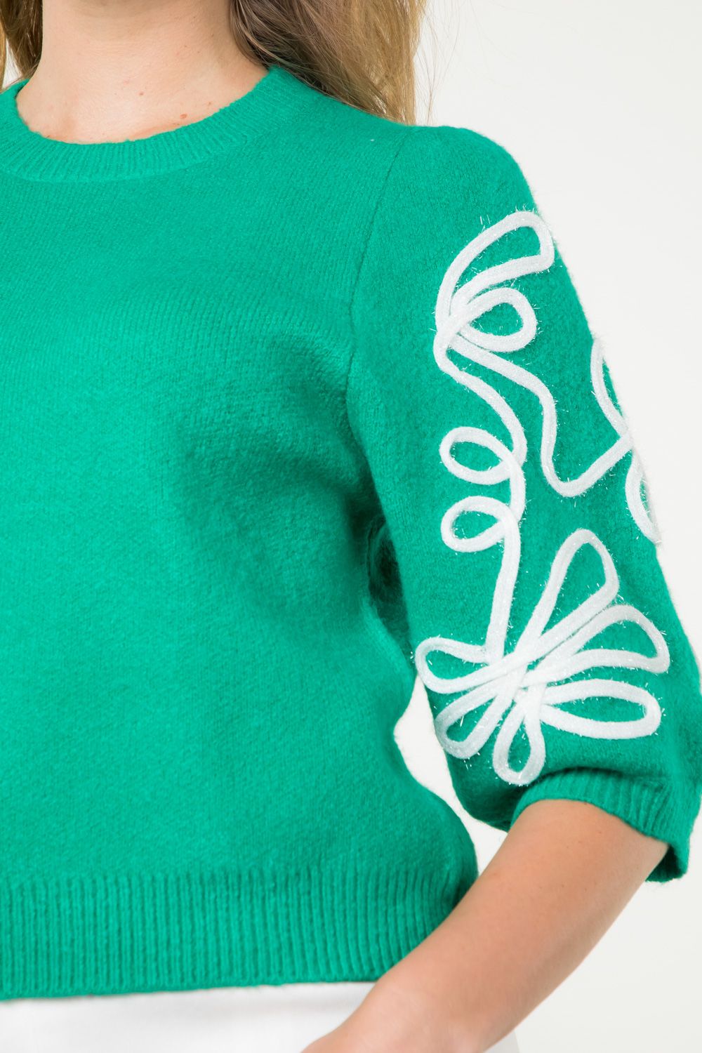 Kelly green embroidered short sleeve knit top by THML.&nbsp;

True to size with slight stretch.
68% Acrylic, 29% Nylon, 3% Spandex
X-Small 2-4, bust 35"-36"
Small 6-8, bust 37"-38"
Medium 8-10, bust 39"-40"
Large 10-12, bust 40"-41"
Made by THML