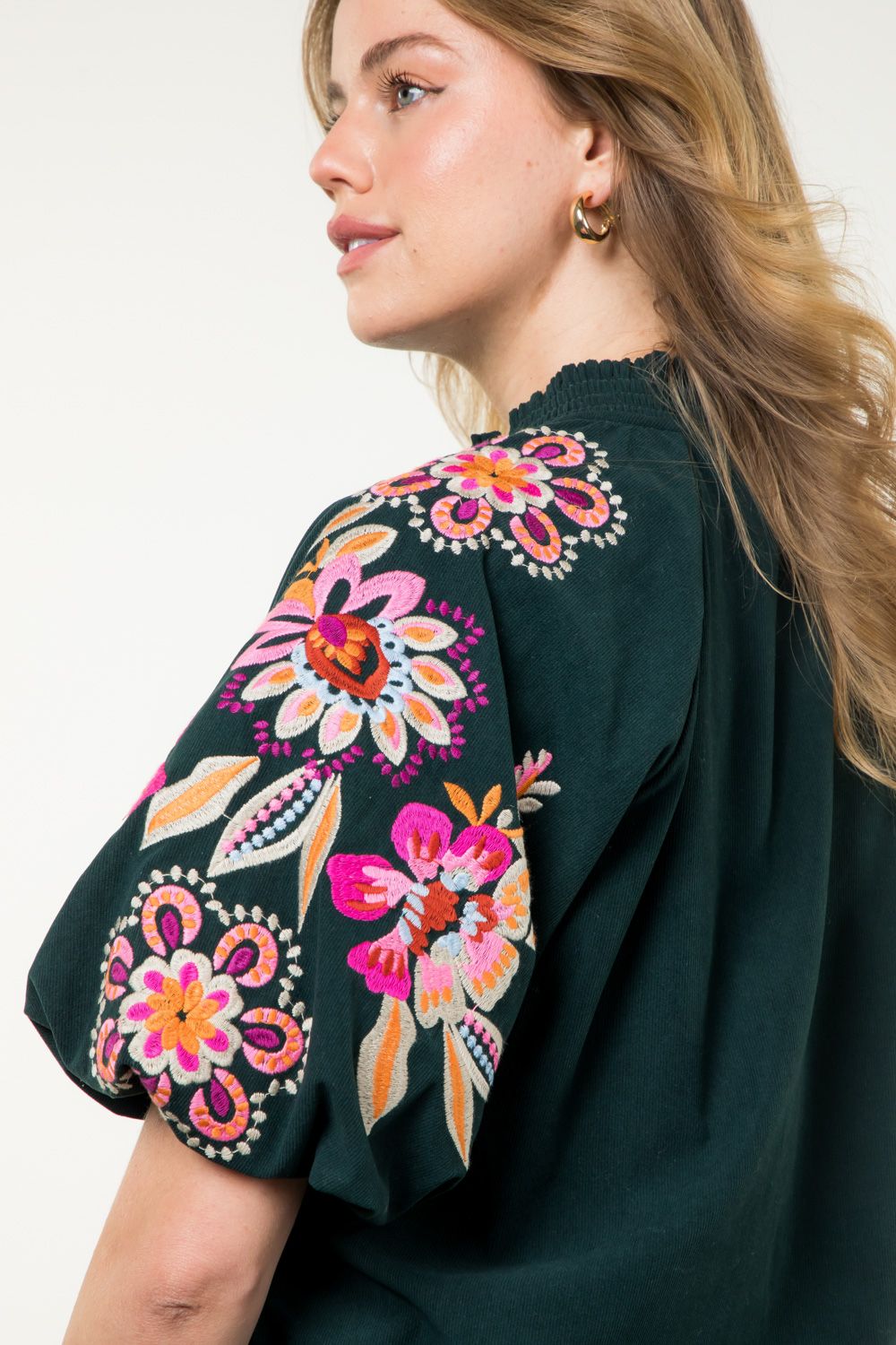 Dark green embroidered puff sleeve top by THML.&nbsp;

True to size.
80% Polyester, 20% Viscose
X-Small 2-4, bust 35"-36"
Small 6-8, bust 37"-38"
Medium 8-10, bust 39"-40"
Large 10-12, bust 40"-41"
X-Large 12-14, bust 41.5"-43"
Made by THML